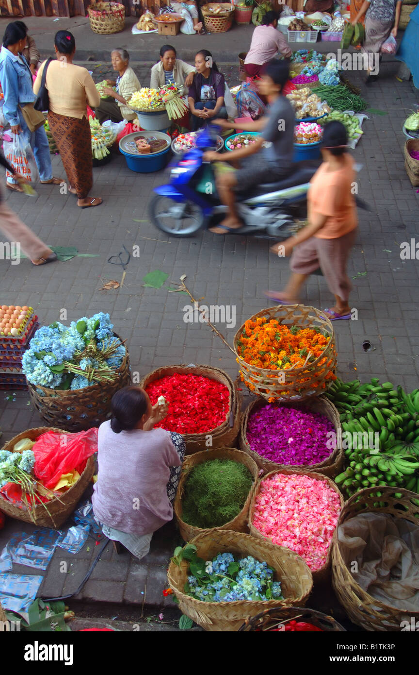 Occupata la mattina presto sul mercato locale a Bali Ubud con molti fiori frutta e verdura n. MR Foto Stock