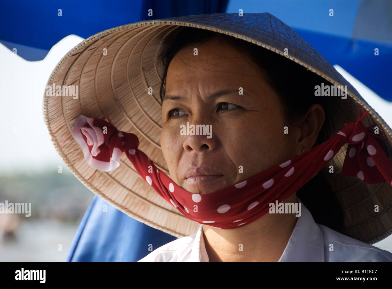 Ritratto donna che indossa cappello conico Cai Rang Mercato Galleggiante lungo il delta del Mekong Il Vietnam Foto Stock
