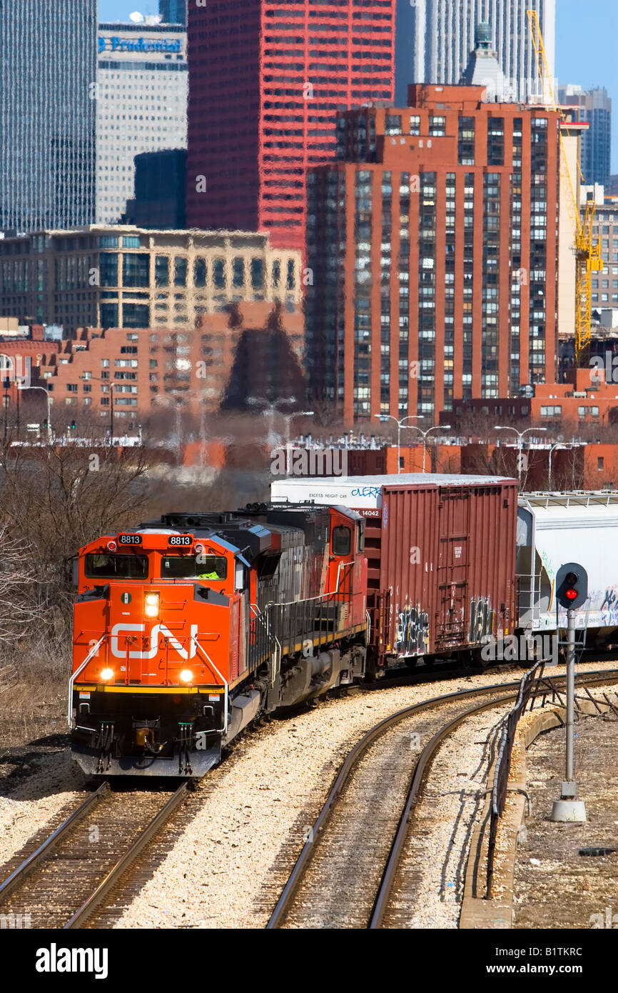 Un Canadian National treno rotoli attraverso la città di Chicago, IL. Foto Stock