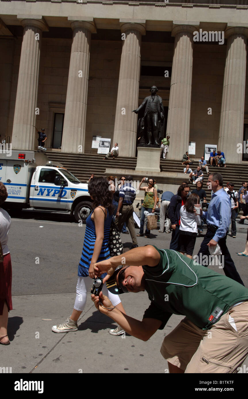 I turisti posano per foto a parete e ampie strade di New York al di fuori della Hall federale monumento nazionale Foto Stock