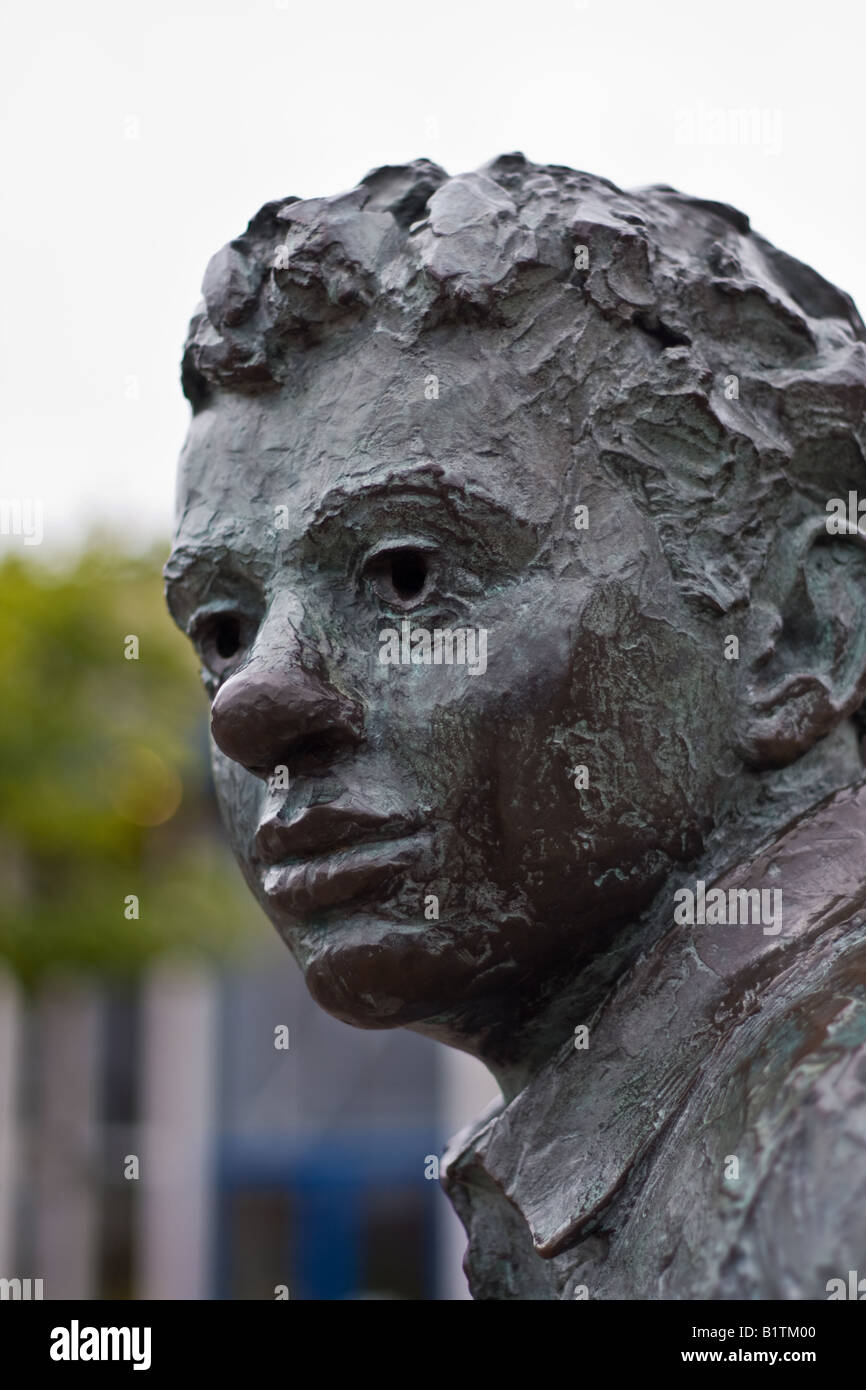 Una chiusura del Dylan Thomas statua in Dylan Thomas Square, Swansea, Galles. Foto Stock