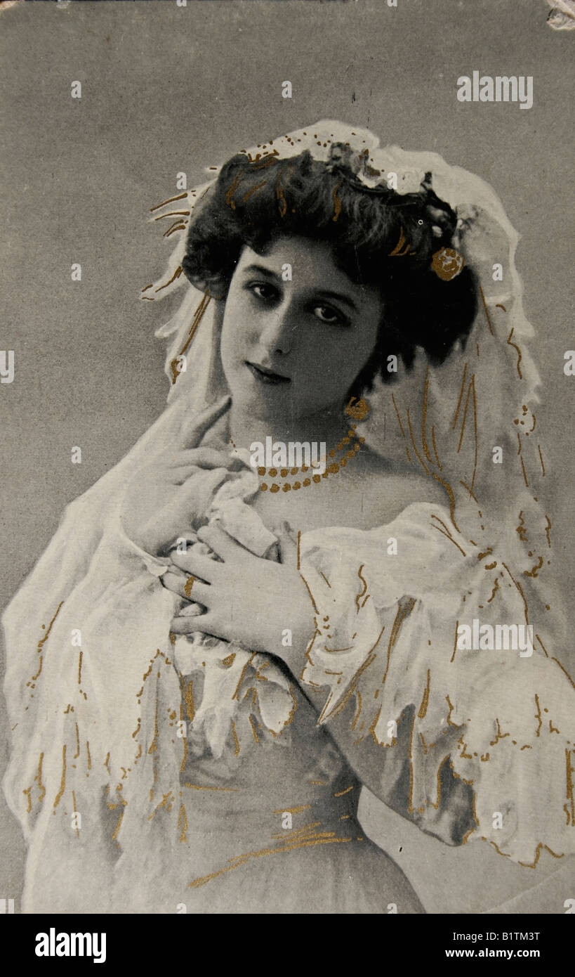 Cartolina Vintage fatta di foto della bella ragazza nel 1910 Foto Stock