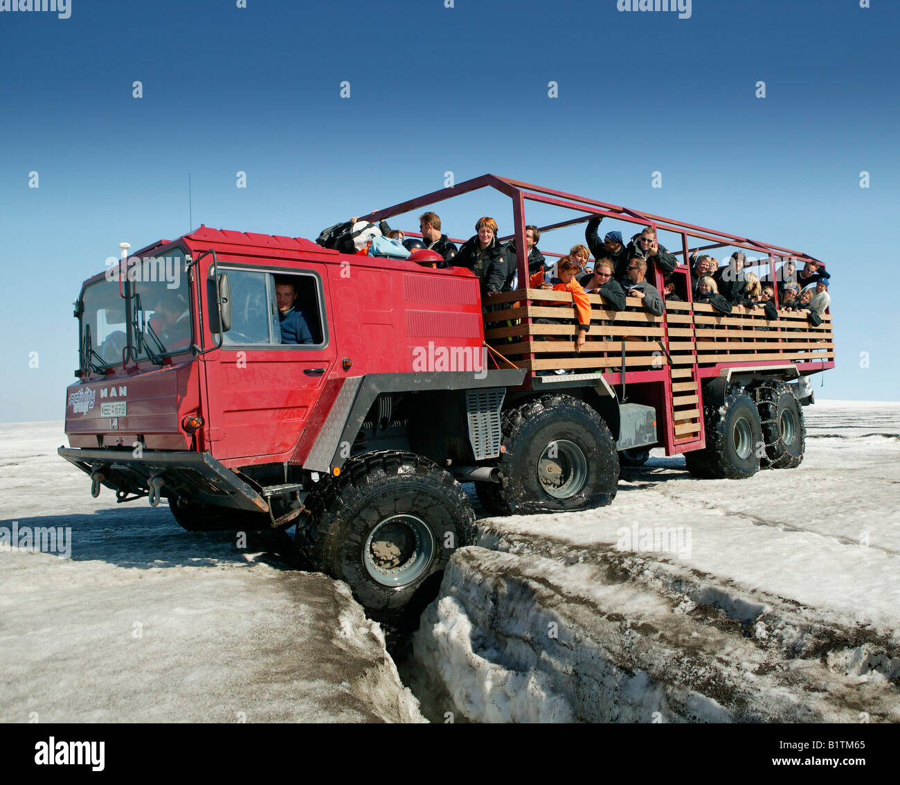 Traversata turistica su grandi crepe nel ghiacciaio Langjokull a calotta di ghiaccio, Islanda Foto Stock