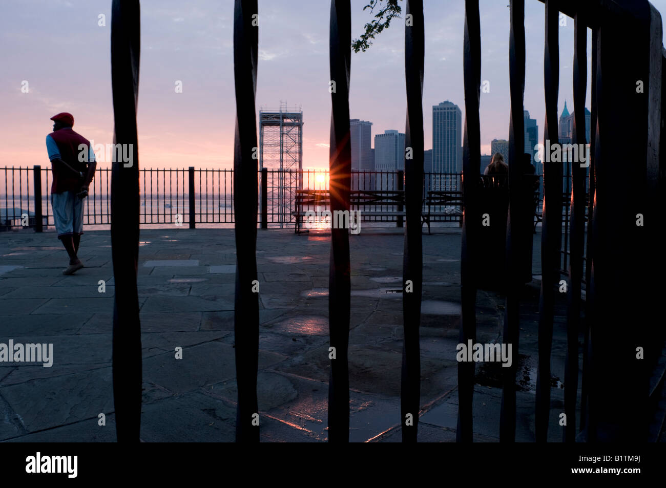 Passanti sulla Passeggiata di Brooklyn Heights prendere nella città di New York cascate dall artista danese Olafur Eliasson Foto Stock