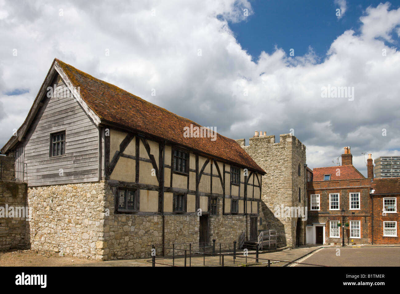 I mercanti di Tudor Hall e Westgate che fanno parte delle antiche mura della città di Southampton Hampshire Inghilterra Foto Stock