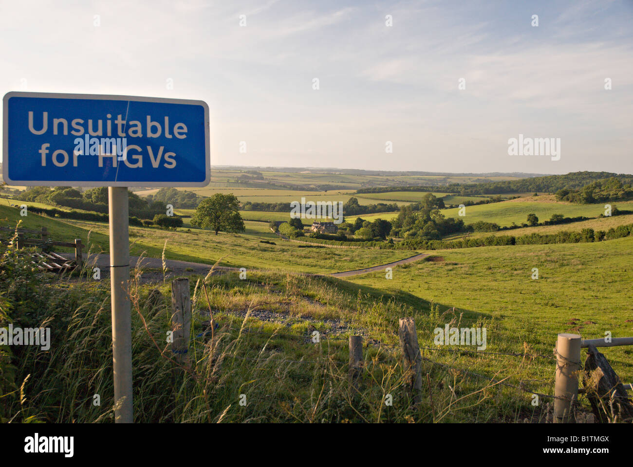 Segno di traffico il convogliamento delle contrastanti esigenze dell'ambiente rurale e il trasporto Foto Stock