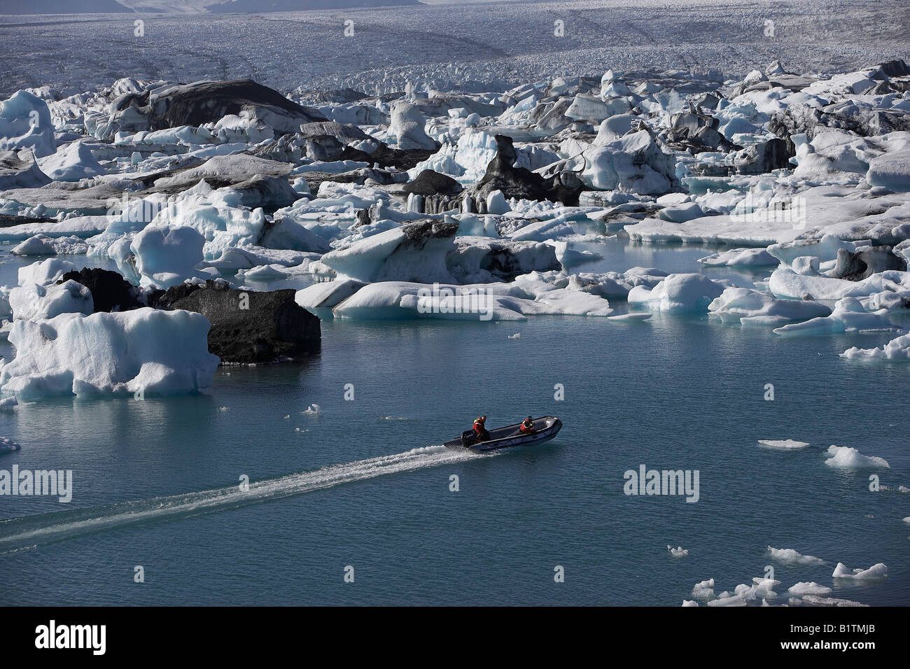 Motorboating su runoff da fusione ghiacciaio Breidamerkurjokull, Jokulsarlon, Islanda Foto Stock