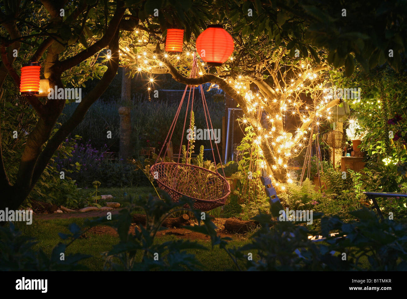 Giardino di notte con lanterne e luci fairy Foto Stock