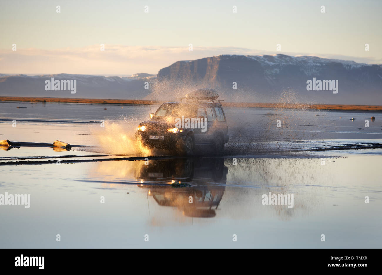Veicolo fuoristrada Varcando il fiume in Islanda Foto Stock