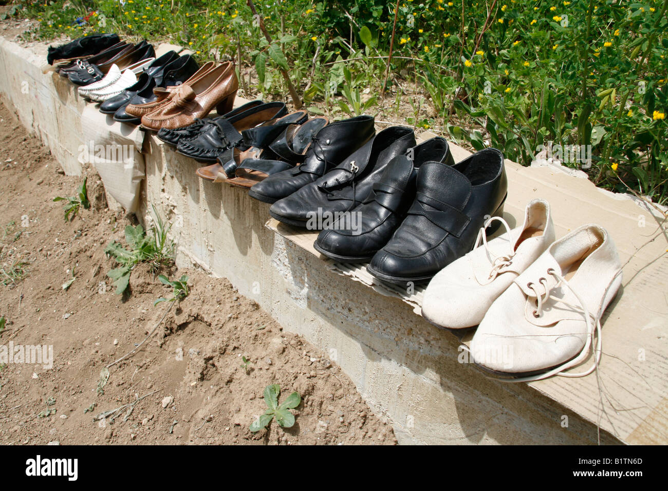 Selezione di vecchie scarpe per la vendita al mercato delle pulci Foto stock - Alamy