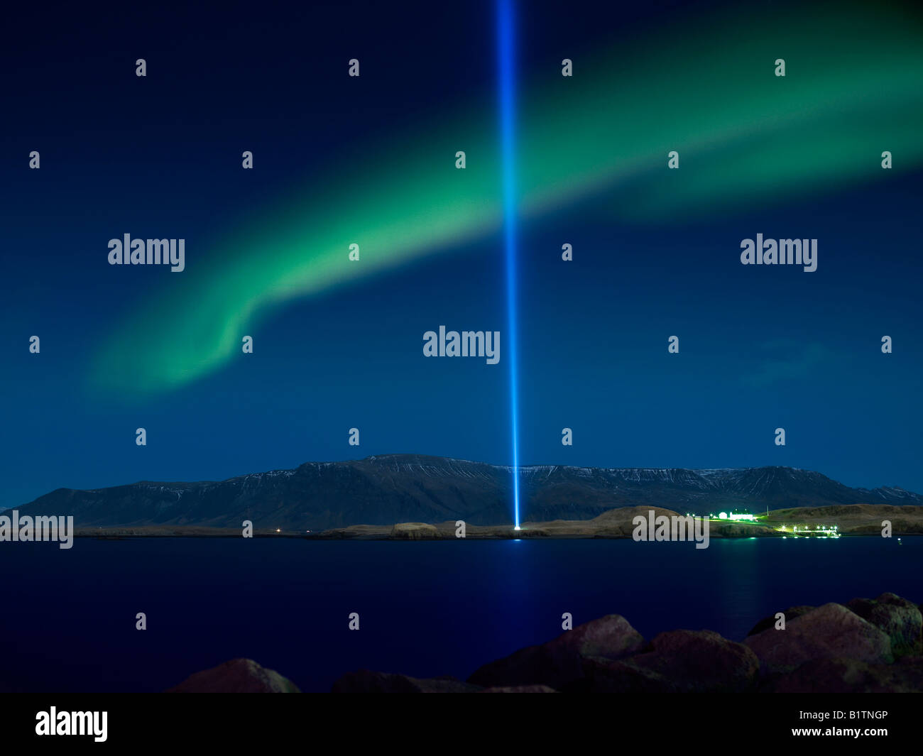 L'aurora boreale con la immaginare la pace Tower, Isola Videy Reykjavik Islanda Foto Stock