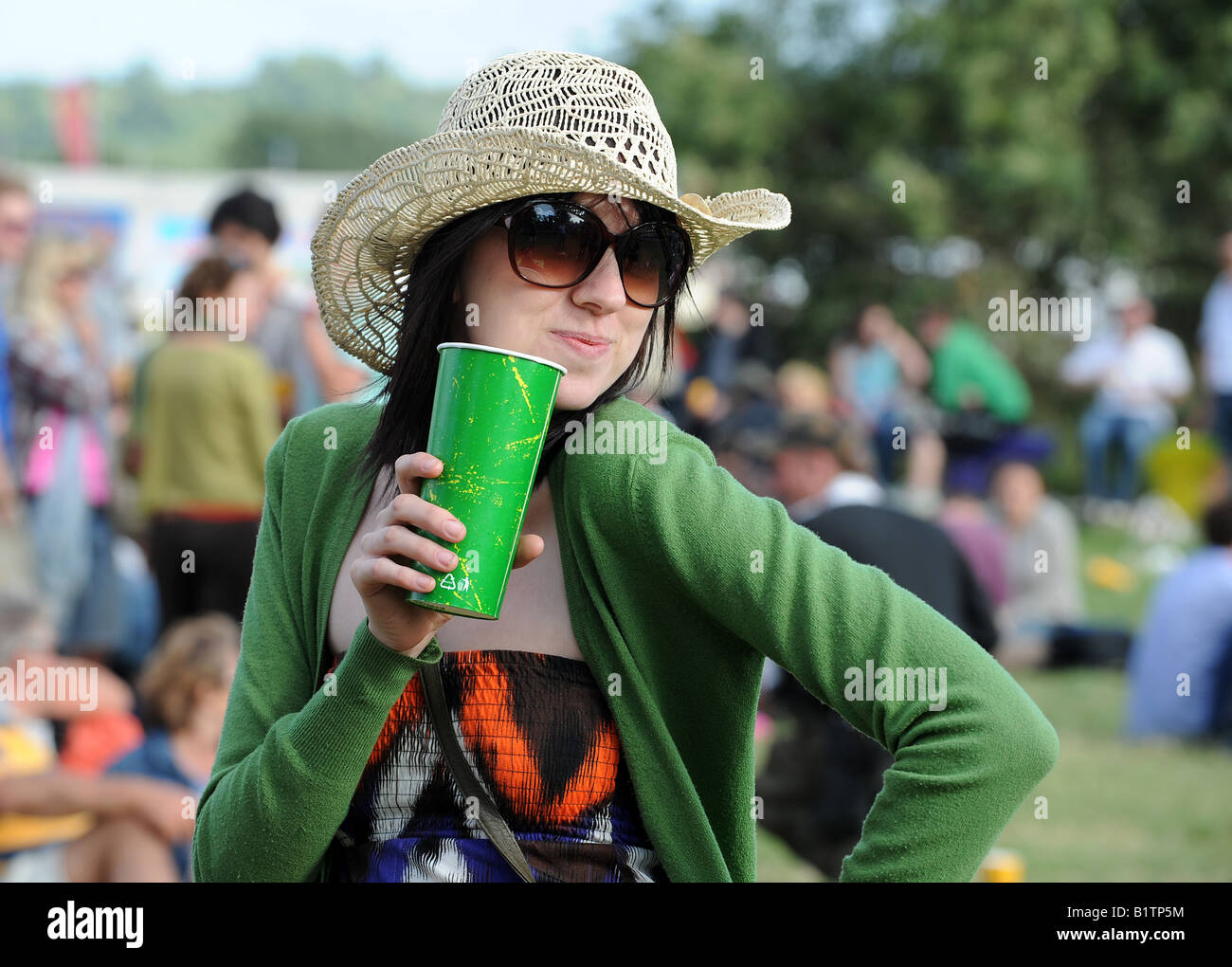 Glastonbury festival il Marshall del sito dà gli ordini Glastonbury festival goer Foto Stock