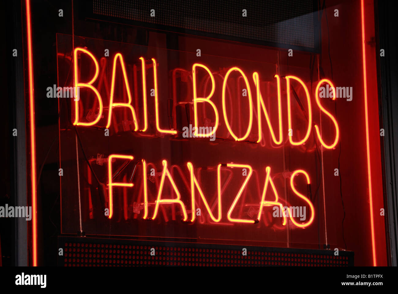 Insegna al neon nella finestra di un bail bonds company vicino ai tribunali in Lower Manhattan pubblicizza sia in inglese che in spagnolo. Foto Stock