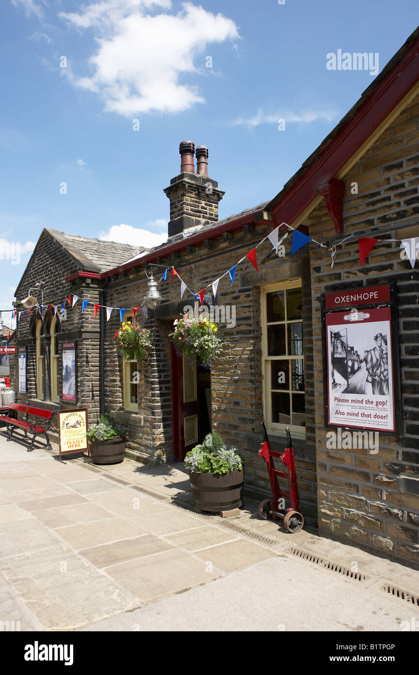 Stazione OXENHOPE KEIGHLEY e vale la pena di VALLEY Steam Railway estate YORKSHIRE England Regno Unito Regno Unito Foto Stock