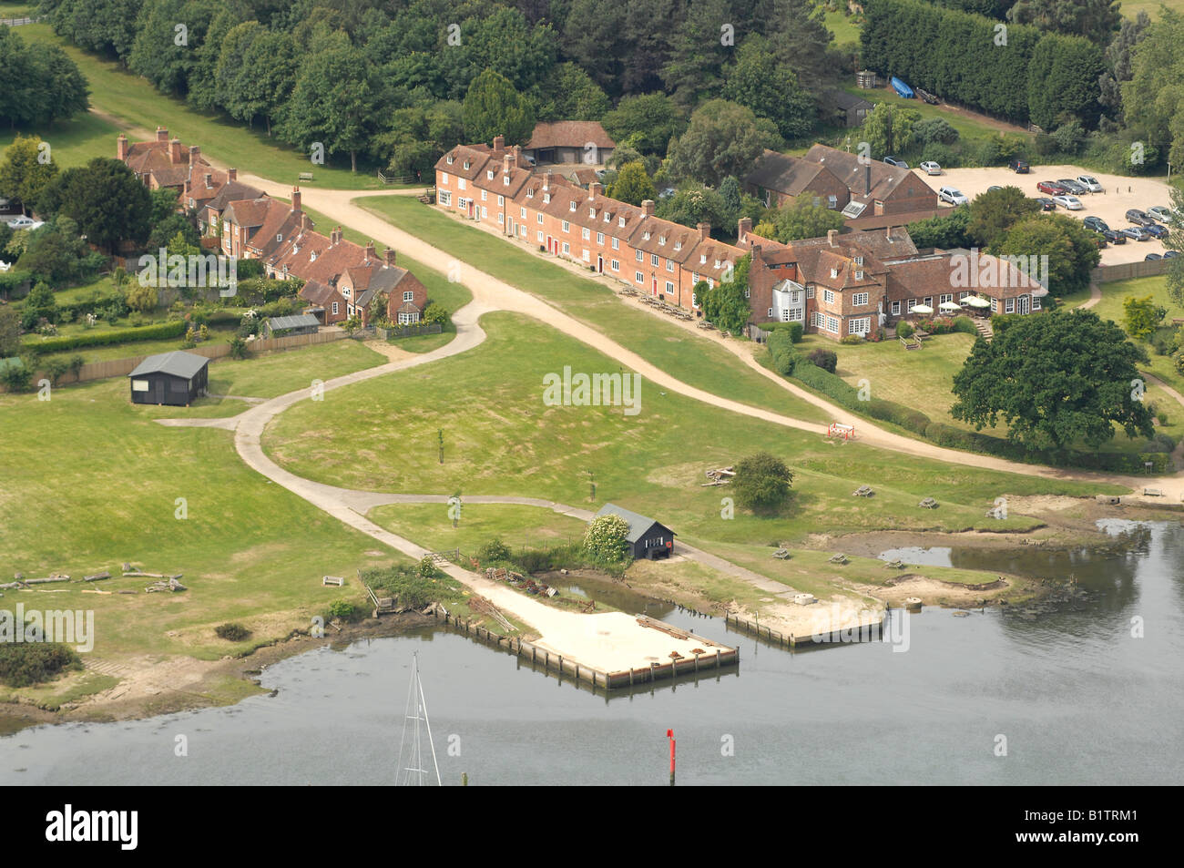 Vista aerea di scudi grandi Hard villaggio sul fiume Beaulieu, nella nuova foresta. Foto Stock