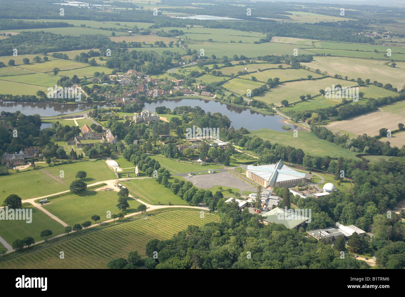 Vista aerea di Beaulieu nella nuova foresta, mostrando National Motor Museum e Palace House e giardini. Foto Stock