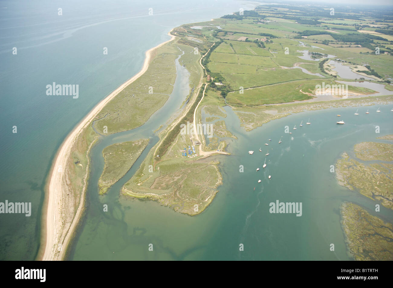 Vista aerea del minerale di esigenze alla foce del fiume Beaulieu, dove incontra il Solent in Hampshire, Inghilterra. Foto Stock