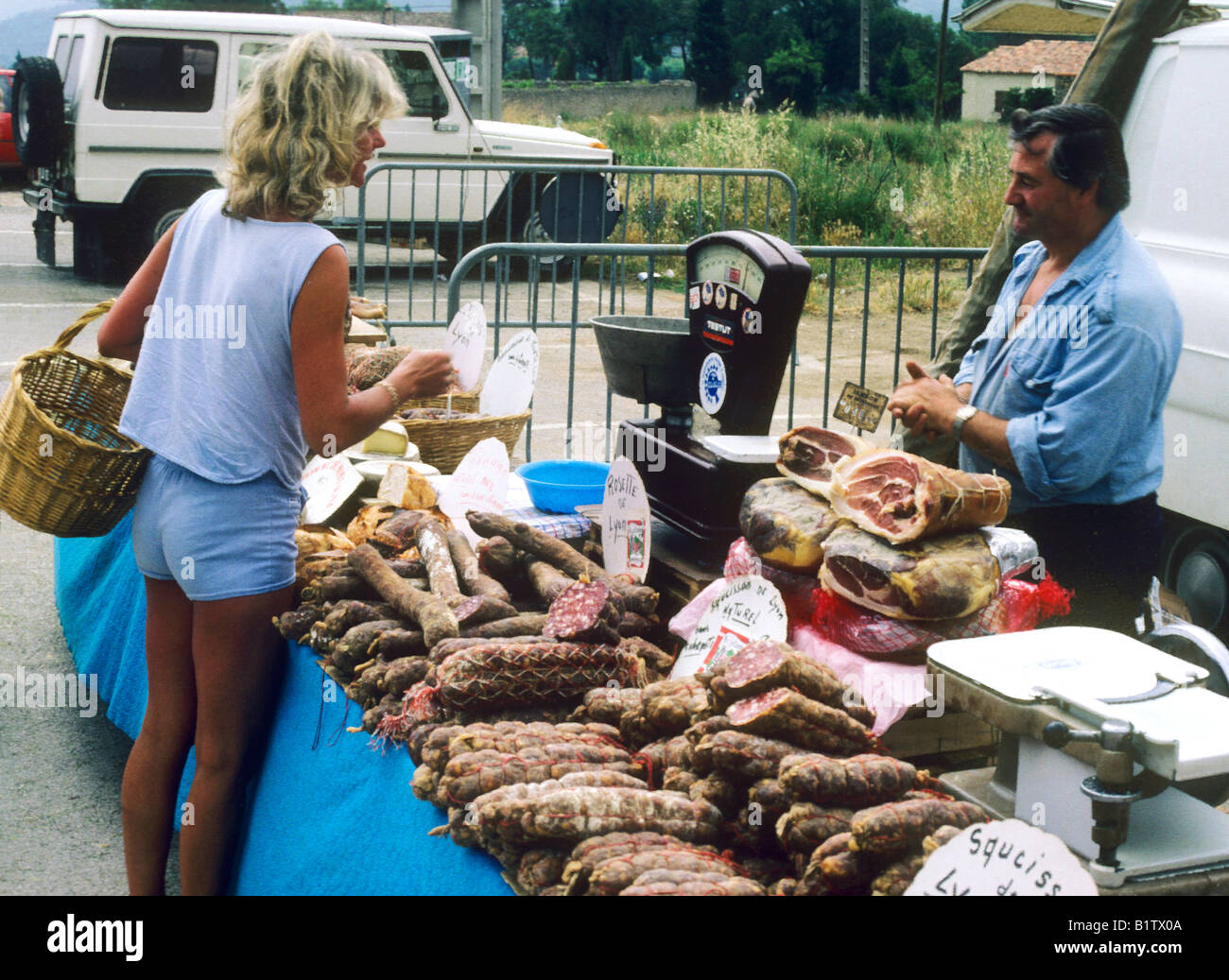 Charcuterie Francese di stallo del mercato Plan de la Tour il sud della Francia la donna acquisti comprare carne salsiccia salsiccia prodotti commestibili Foto Stock
