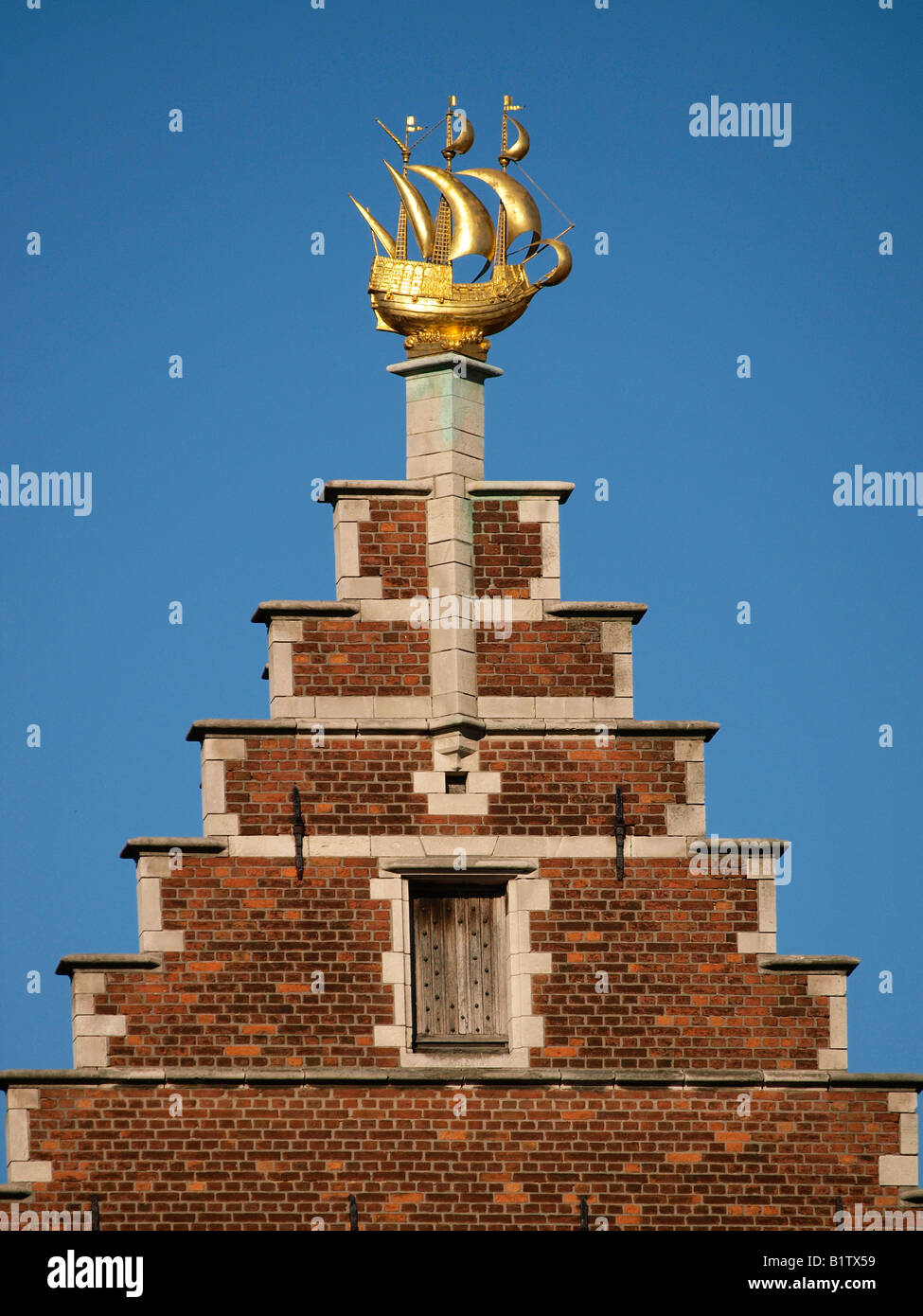 La facciata sul tetto alto decorazione a forma di Cinquecento nave Grote Markt Anversa in Belgio Foto Stock