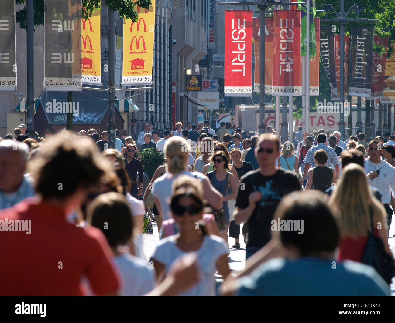 Molte persone sul principale Antwerps via Meir Anversa Fiandre Belgio Foto Stock