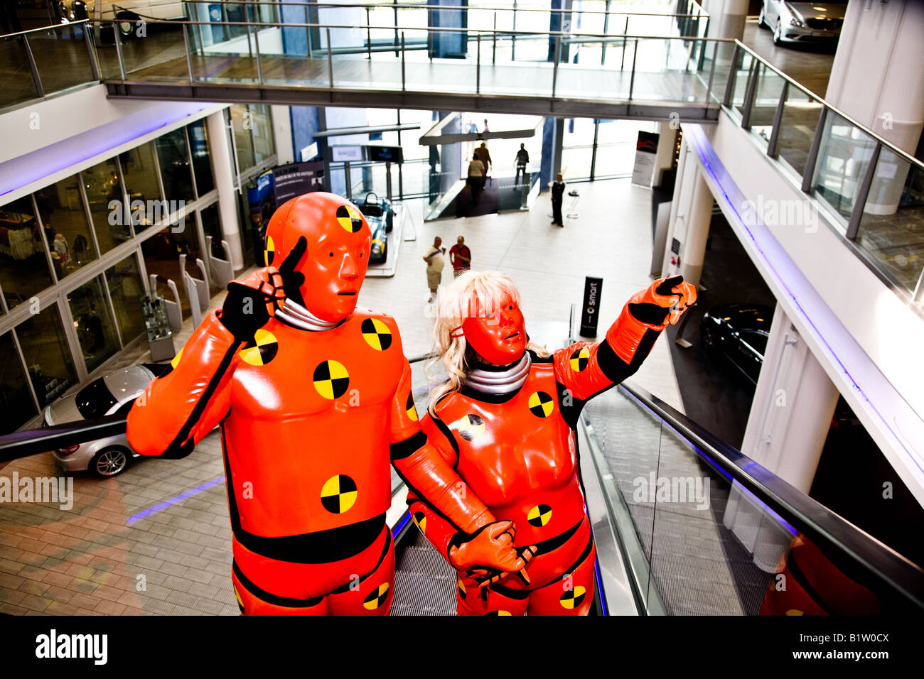 Crash Test Dummies guardando rotondo Mercedes Benz World di Brooklands Surrey e viaggiare fino alla scala mobile Foto Stock