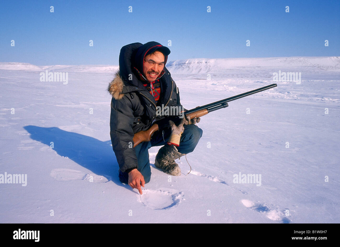 Hunter, polar bear tracking, Franklin Isola, Nunavut, Canada Foto Stock