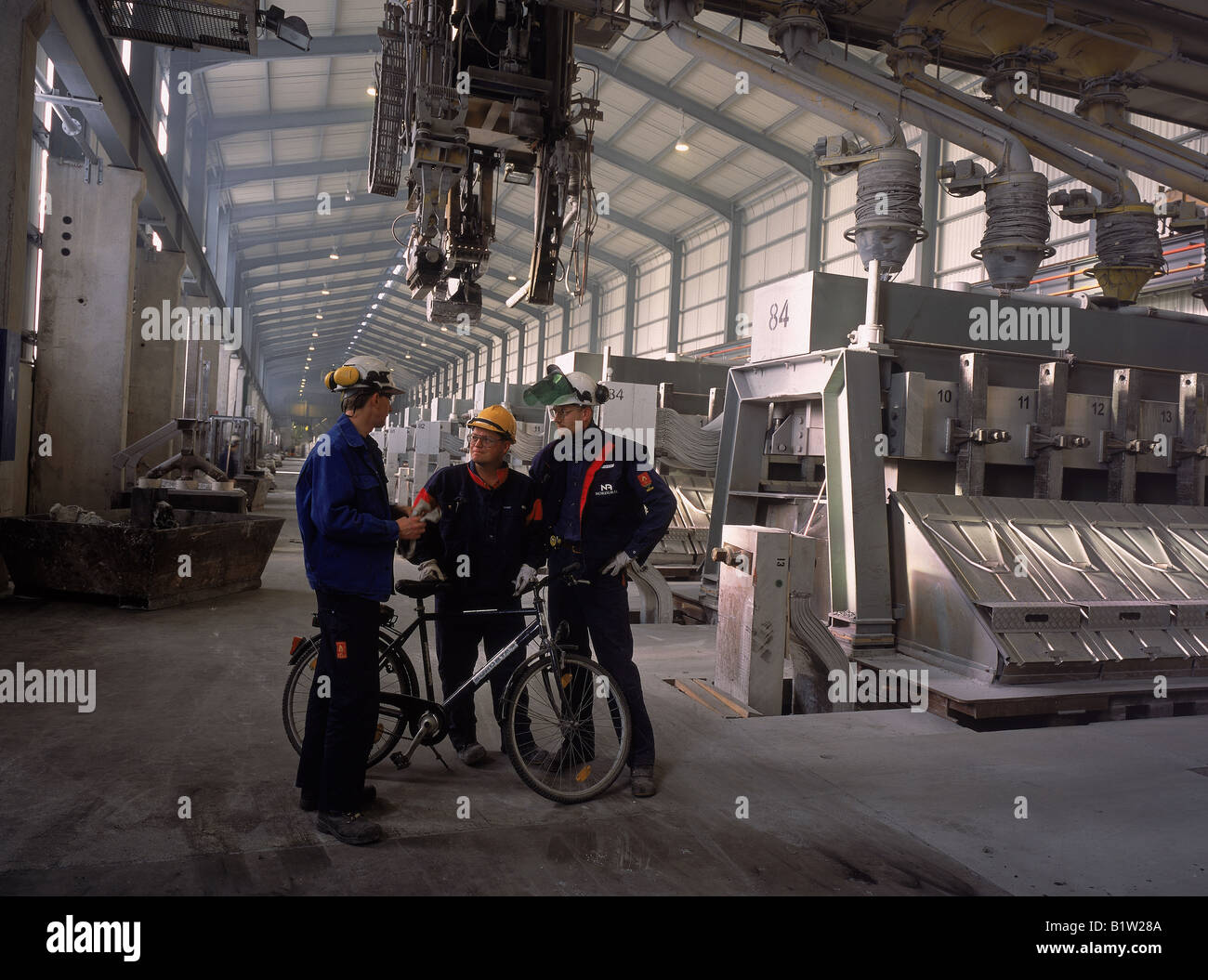 Lavoratori con bicicletta di Nordural la fabbrica di alluminio, Islanda Foto Stock