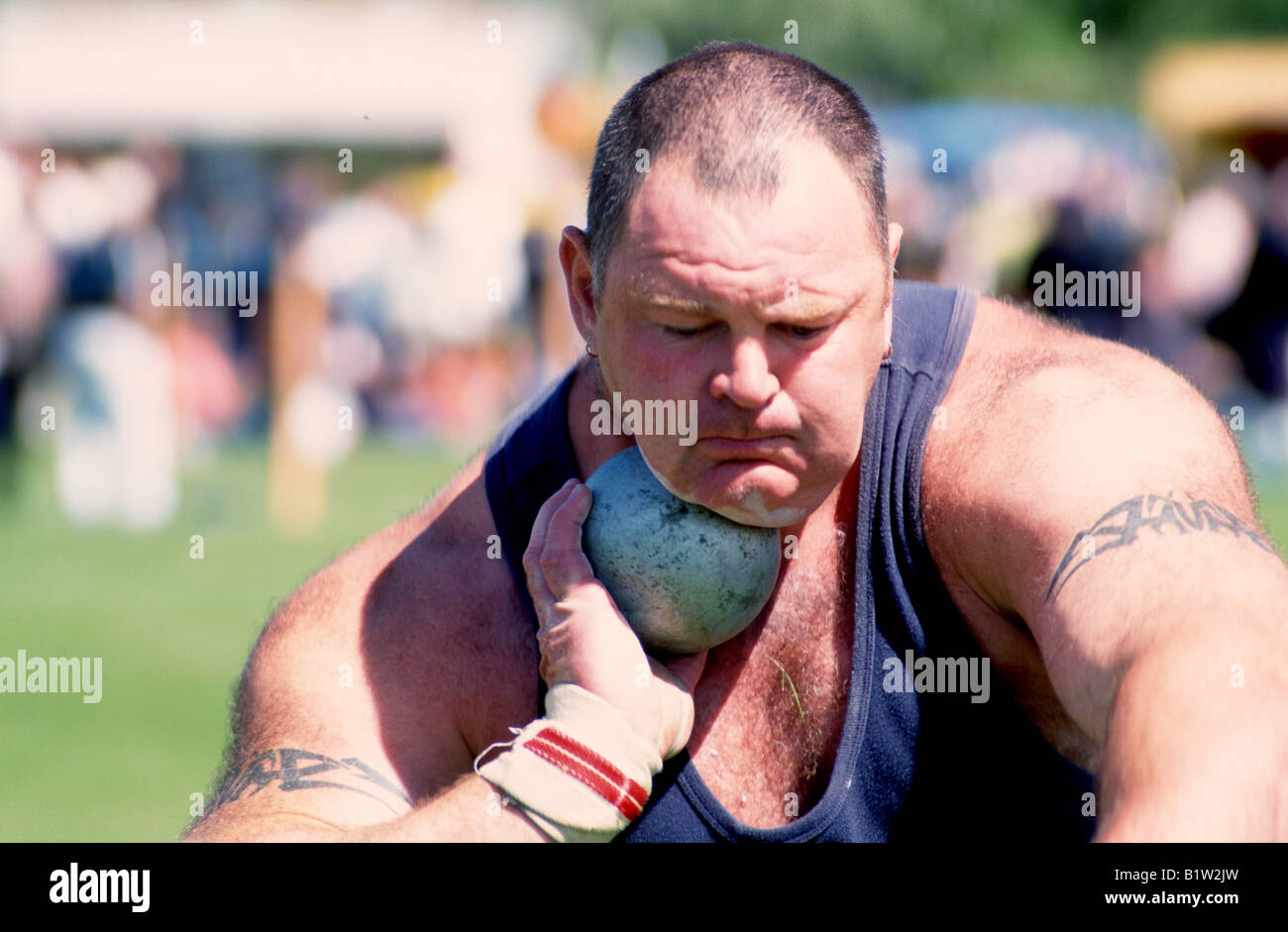 Colpo messo concorrente a un tradizionale Scottish Highland Games event Foto Stock