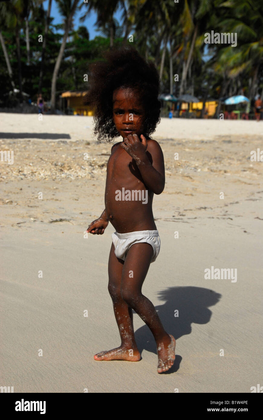 Bambino locale sulla famosa spiaggia di Guayacanes, Repubblica Dominicana Foto Stock