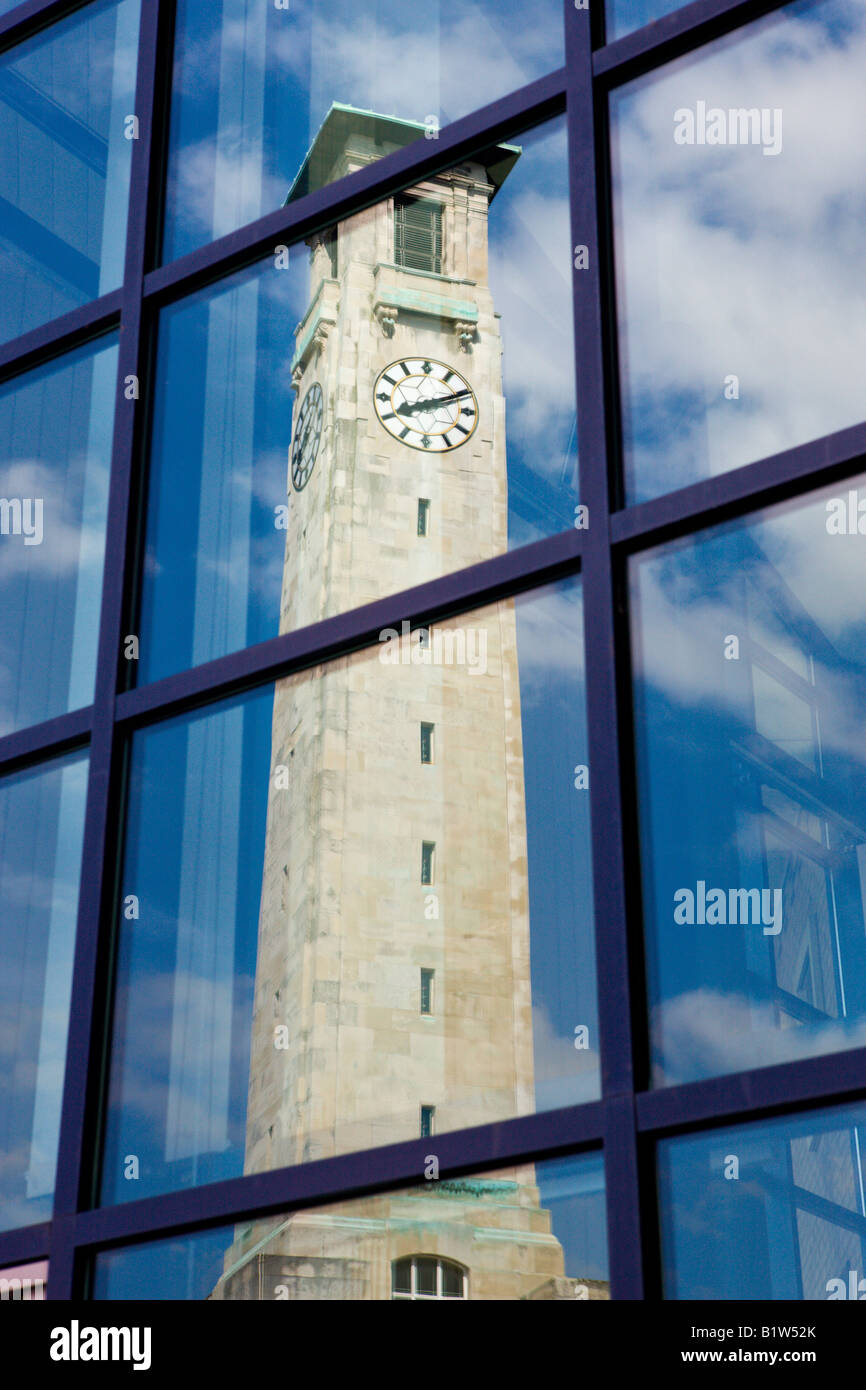 Southampton Civic Centre di Clock Tower, Kimber il camino, riflesso nel sud della BBC studio windows Foto Stock