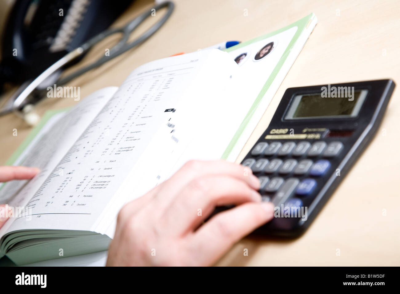 GP di erogazione che lavora fuori il margine di profitto sul costo dei farmaci rispetto al prezzo erogato a Foto Stock