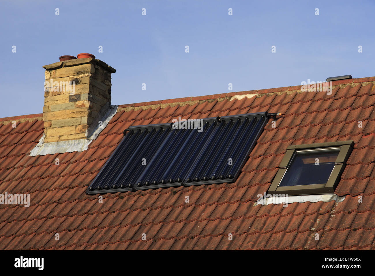 Pannelli solari per l'acqua calda sul tetto di casa nelle vicinanze Bedale Yorkshire Inghilterra Foto Stock