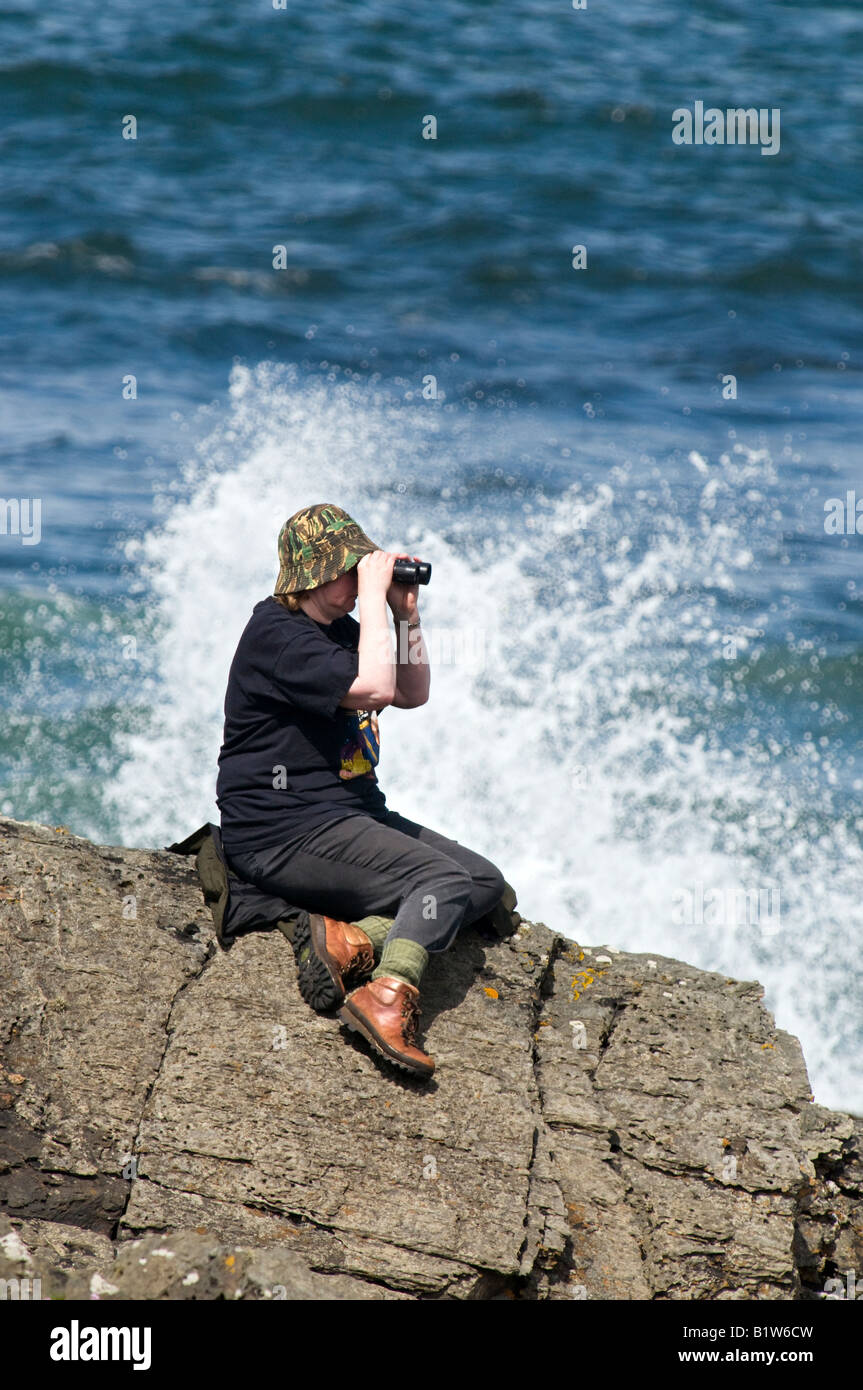 Donna seawatching ardnave point islay Scozia Scotland Foto Stock