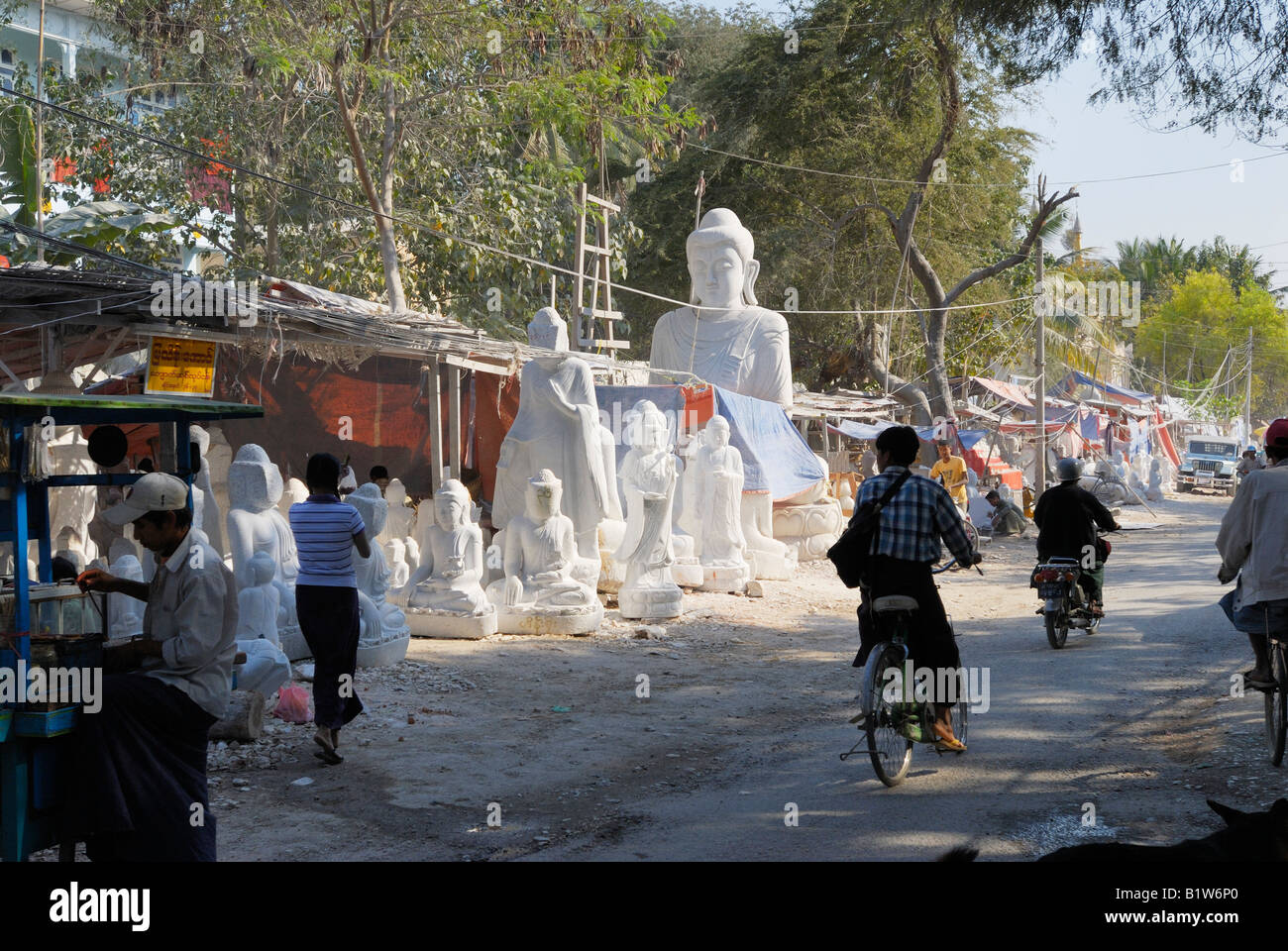 Officina di statue di Buddha carving in marmo scalpellatore, MANDALAY AMARAPURA, MYANMAR Birmania Birmania, ASIA Foto Stock