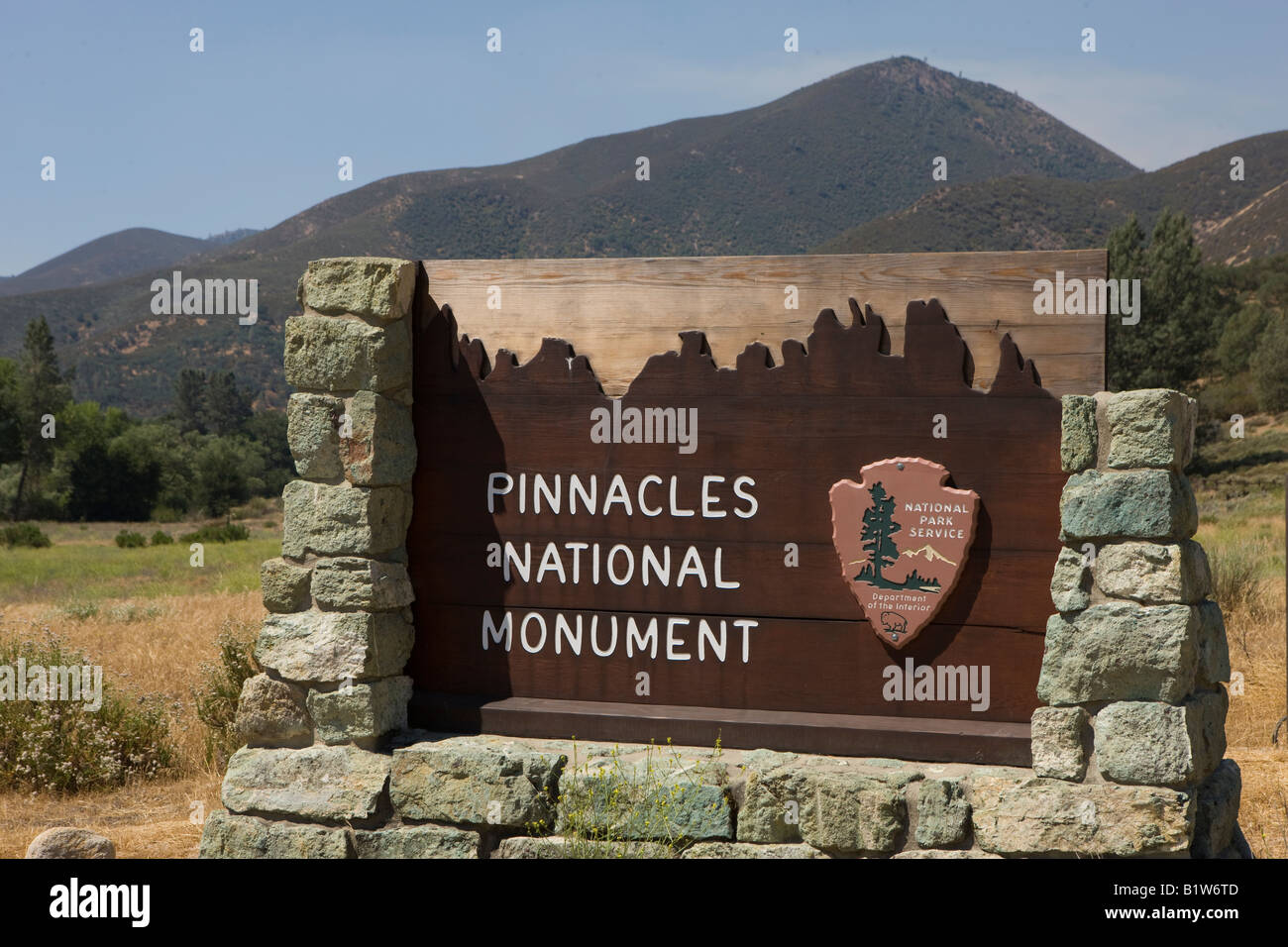 Parco nazionale di servizio in segno di benvenuto per i pinnacoli monumento nazionale, CALIFORNIA, STATI UNITI D'AMERICA Foto Stock