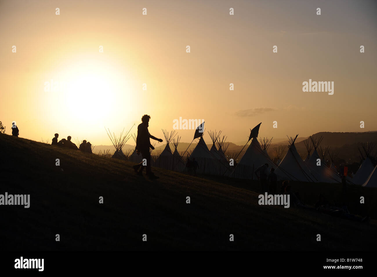 Glastonbury festival sito dal parco campo al tramonto Foto Stock