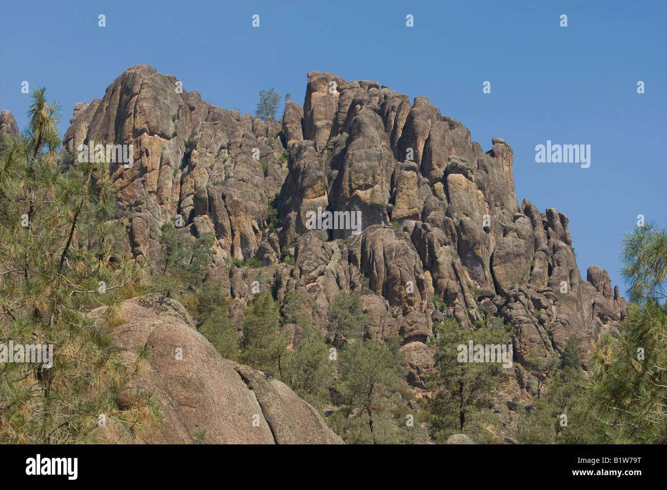 Alte cime rocciose a sinistra da antiche attività vulcanica, pinnacoli monumento nazionale, CALIFORNIA, STATI UNITI D'AMERICA Foto Stock