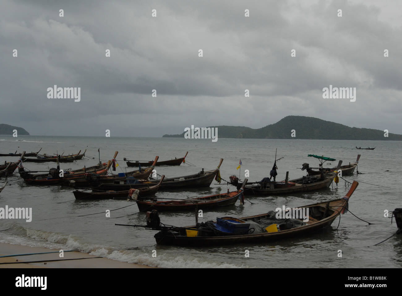 Rawai Beach gypsy village, barche da pesca , il tramonto su un Nuvoloso Giorno di phuket Foto Stock