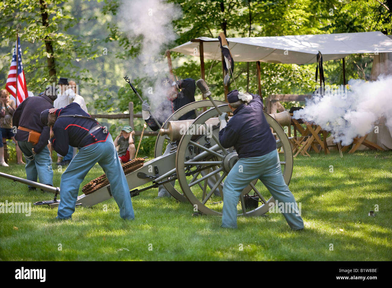 La guerra civile lo sparo del cannone dimostrazione Speedwell Village di Morris County NJ Foto Stock