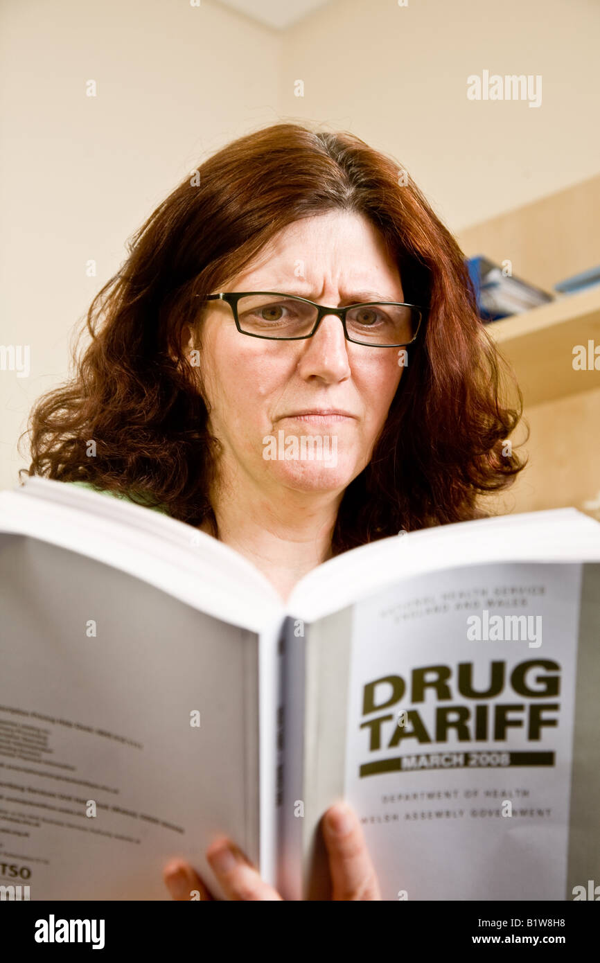 GP di erogazione che lavora fuori il margine di profitto sul costo dei farmaci rispetto al prezzo erogato a Foto Stock