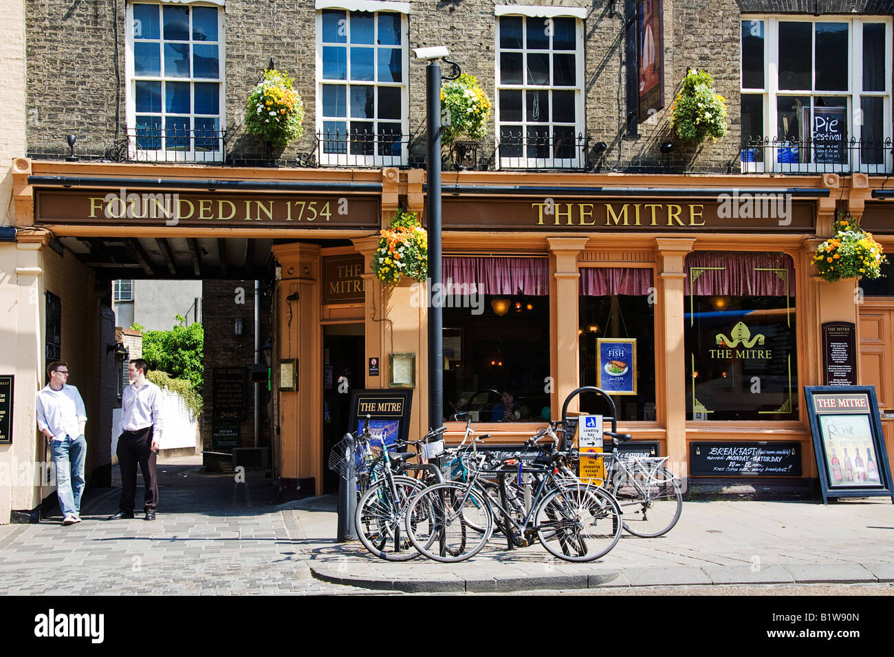 Il Mitre,ben noti pub della città in Bridge Street, Cambridge, popolare con i turisti Foto Stock