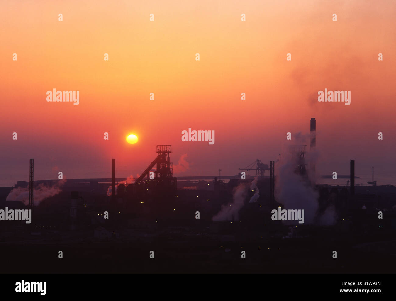 Tata Corus Margam acciaierie Port Talbot altiforni al tramonto industria pesante South Wales UK Foto Stock