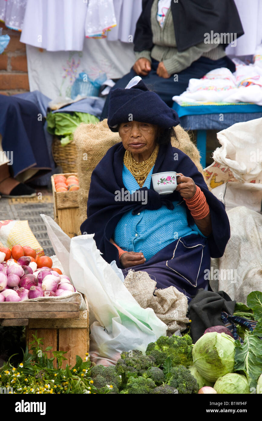Donna ecuadoriana su un mercato nel villaggio di Saquisili nel Viale del vulcano nella regione di Cotopaxi in Ecuador Foto Stock