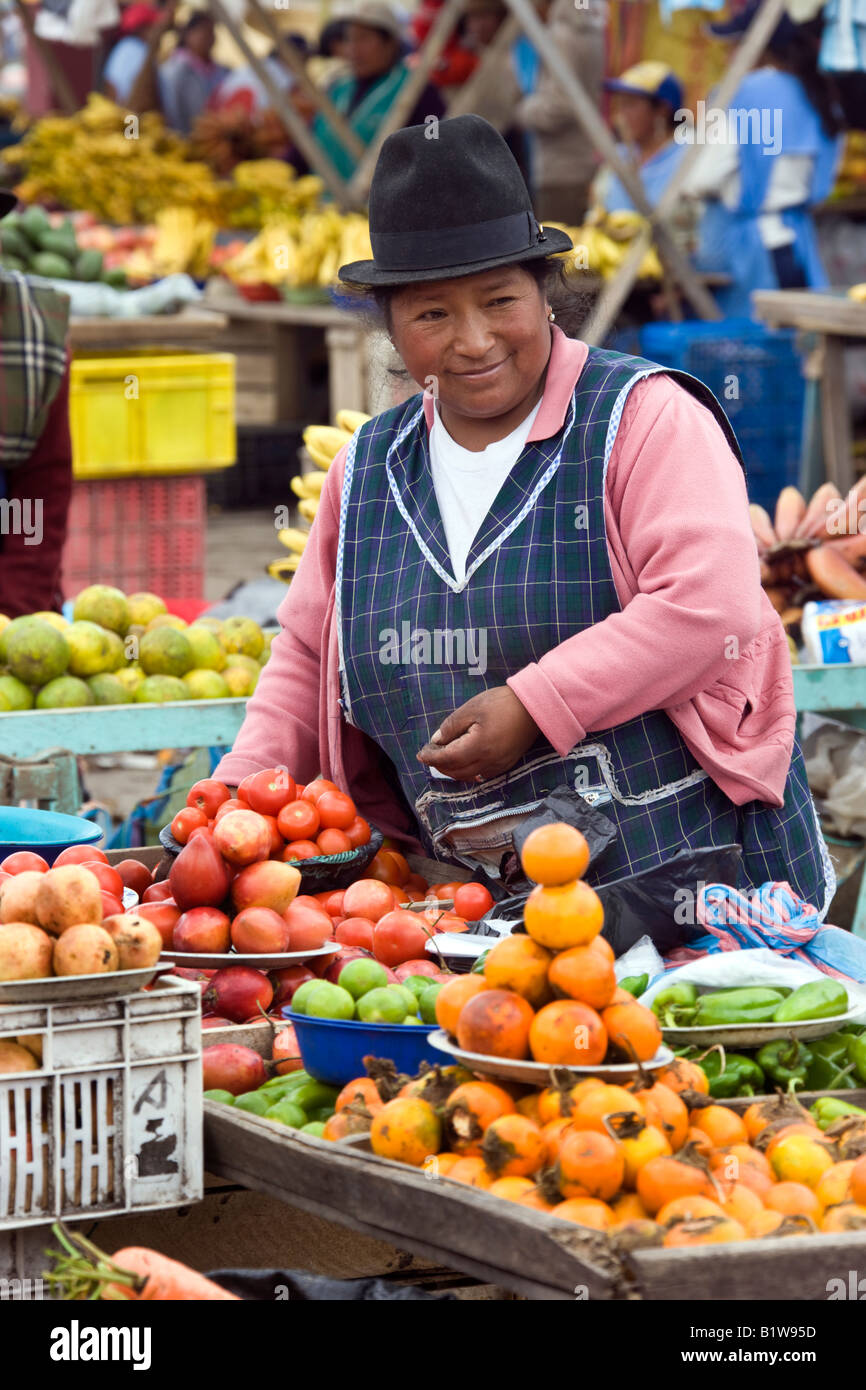 Donna Ecuadoriana per la vendita di frutta su un mercato nel villaggio di Saquisili nella regione di Cotopaxi in Ecuador in Sud America Foto Stock