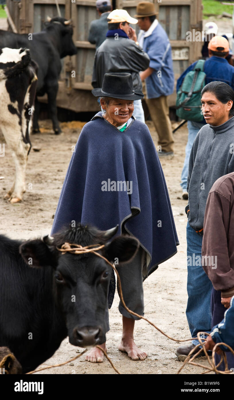Uomo in un poncho a Otavalo Mercato del Bestiame nel nord Ecuador Foto Stock