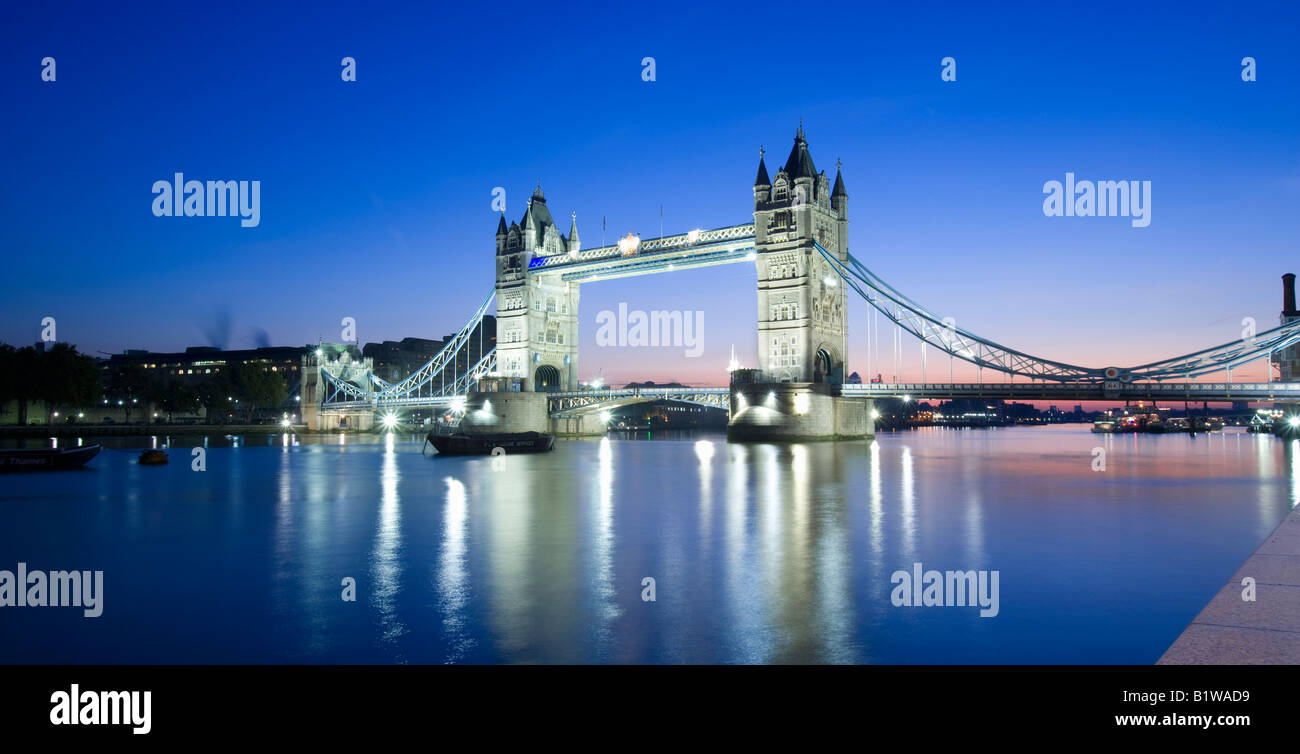 UK London Tower Bridge visto oltre il fiume Tamigi Foto Stock