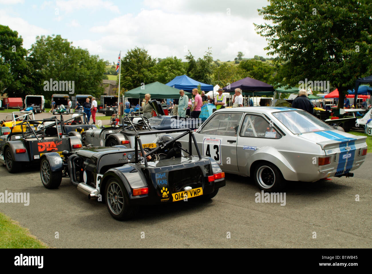 Prescott Speed Hill Climb incontro estivo Gloucestershire in Inghilterra i concorrenti si radunano nel paddock Foto Stock