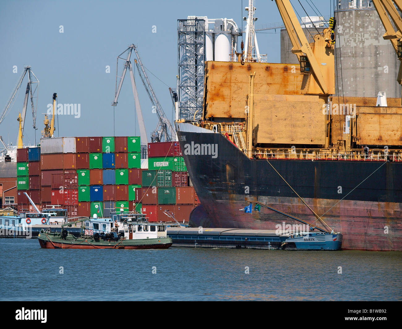 Grandi e piccole navi gru e molti contenitori nel porto di Anversa Fiandre Belgio Foto Stock