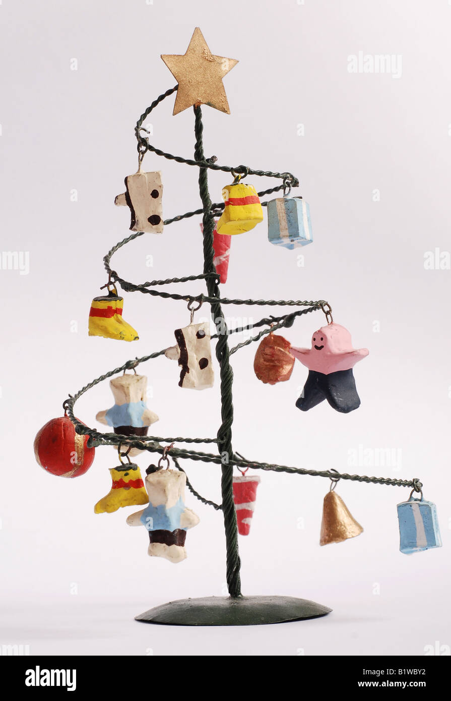 Funky moderno albero di Natale in metallo con ceramica baubles Foto Stock