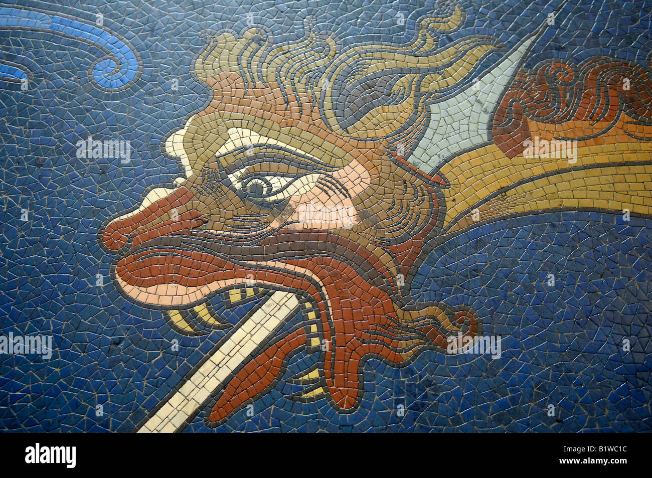 Giorgio e il drago mito leggenda mosaico interiore dettaglio Kaiser Wilhelm chiesa Berlino Germania deustchland arte turismo viaggi Foto Stock